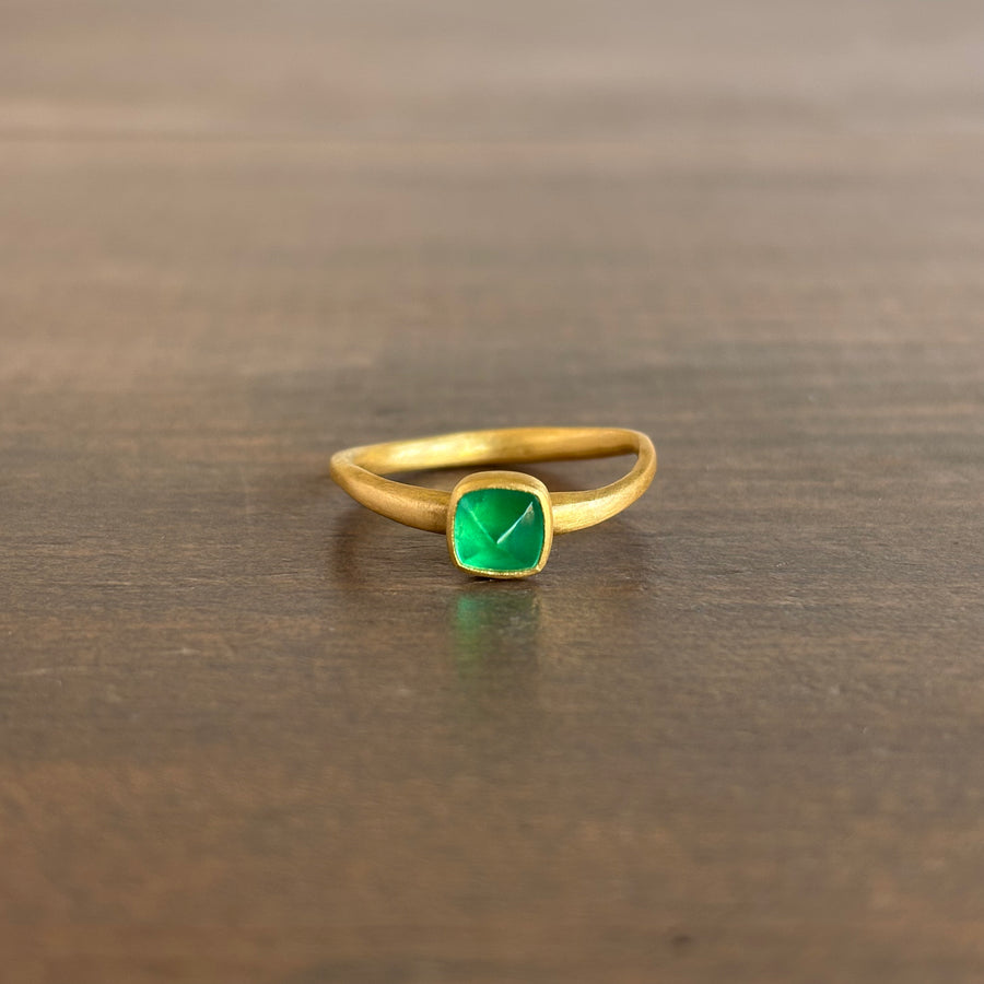 Colombian Emerald Sugarloaf Wave Ring