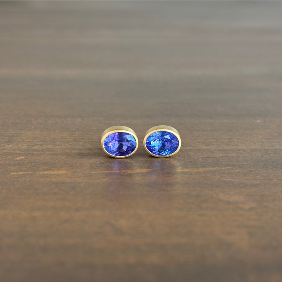 18k Gold & Oval Tanzanite Stud Earrings