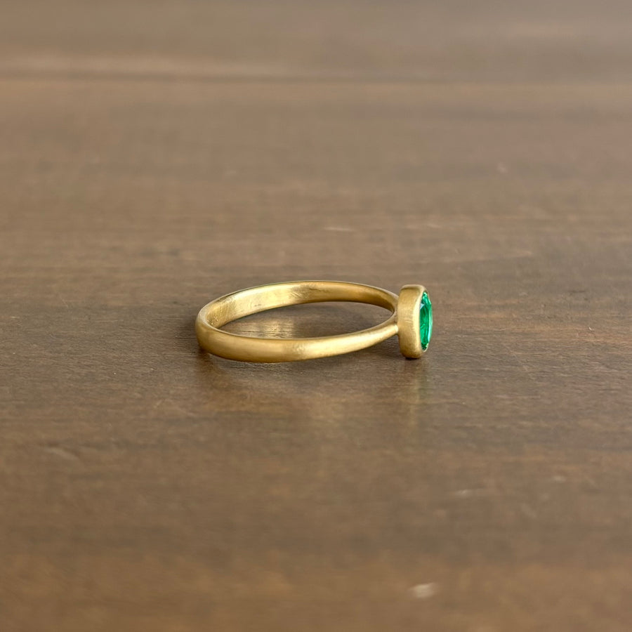 Petite Colombian Emerald Sequin Pebble Ring