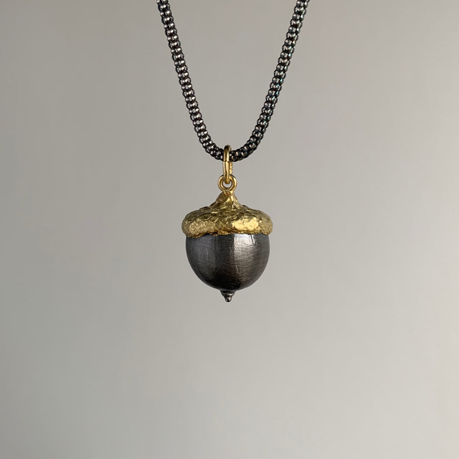 Necklace with a acorn pendant hanging