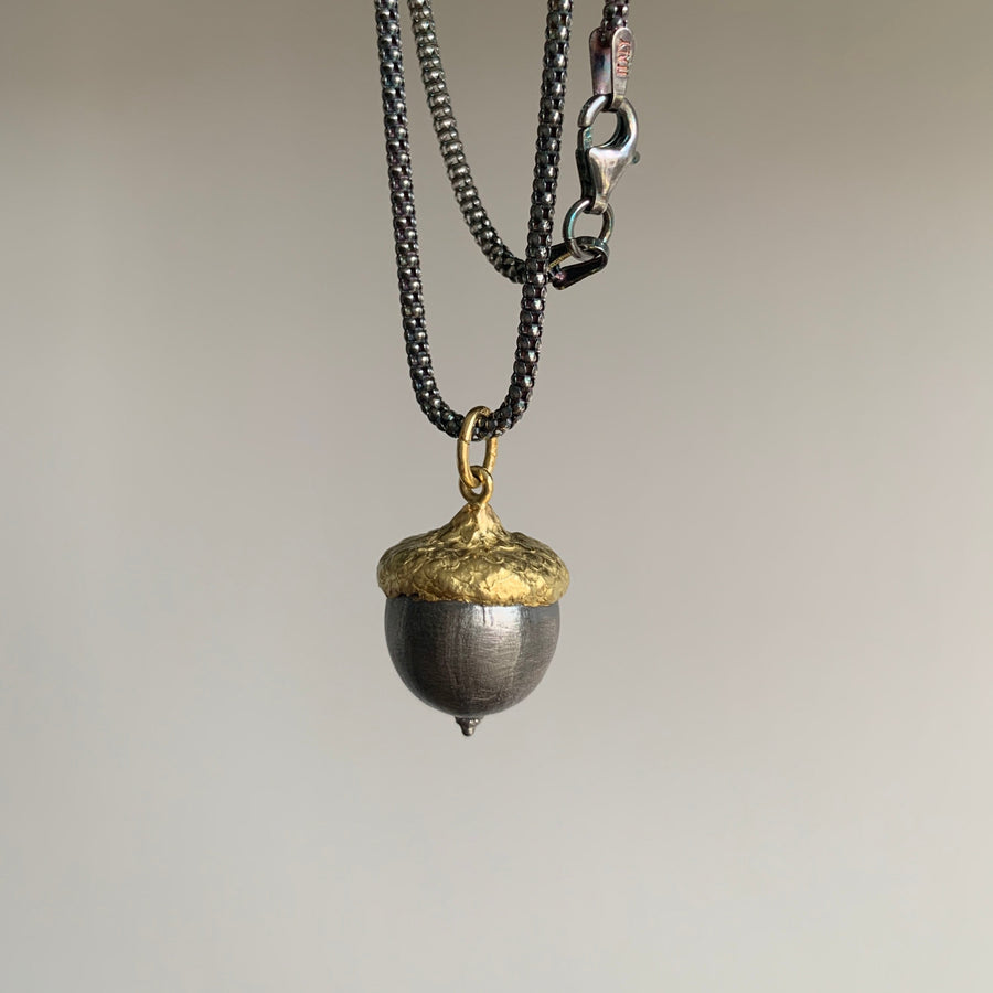 Necklace with a acorn pendant 